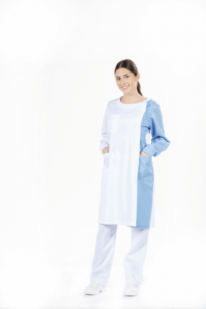 Senhora vestida com bata hospitalar de cor branca e contraste em azul