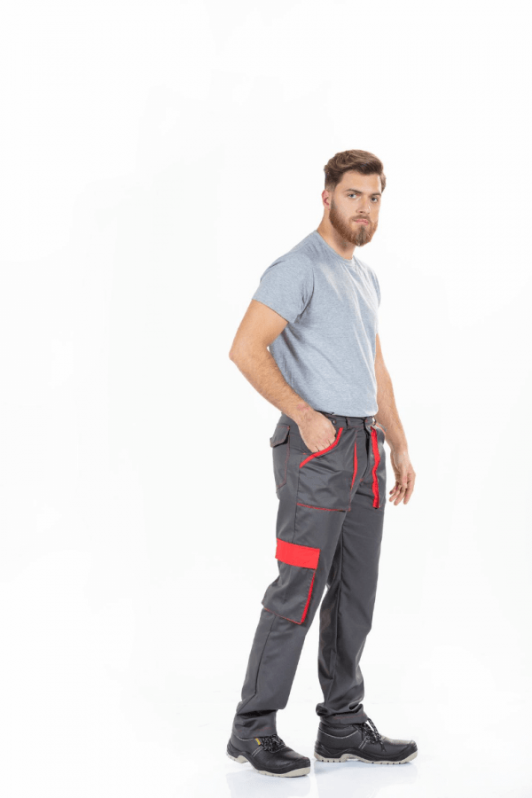 Homem vestido com calça para trabalhar masculina fabricada pela Unifardas