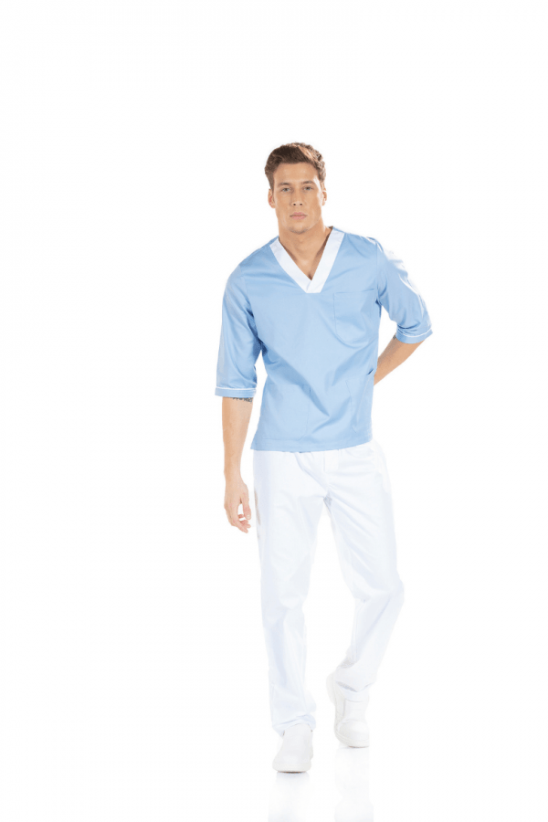 Homem vestido com uma das túnicas hospitalares da Unifardas de cor azul com contraste branco na gola