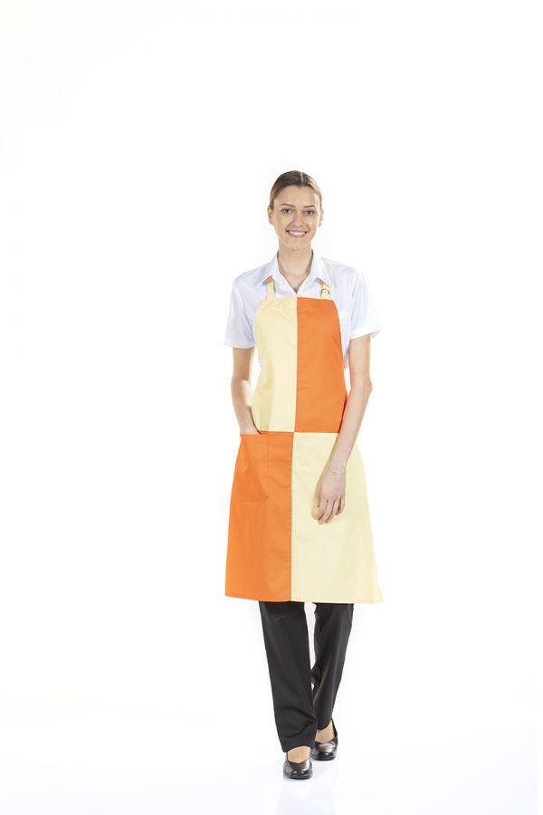 Senhora vestida com avental de cozinha personalizado