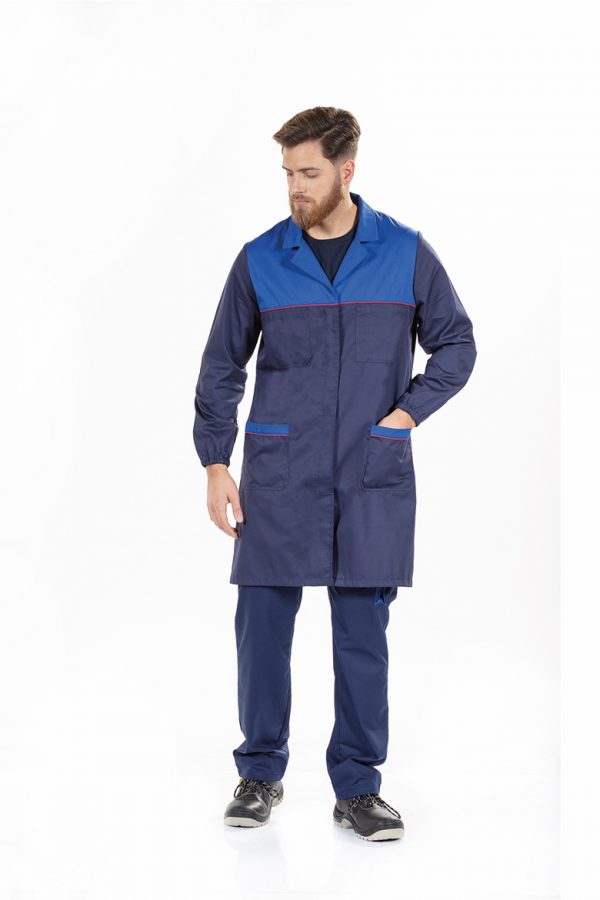 Homem Vestido com uma bata e umas calças azul marinha para ser usada como farda de trabalho para a área da indústria e fabricada pela Unifardas