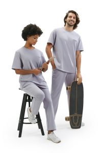 Senhora e senhor vestidos com uma calça unissexo de cor lilás para roupa hospitalar da HISI Collection by Unifardas