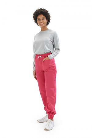 Senhora vestida com umas calças para fisioterapia cor de rosa da mara HISI Collection by unifardas healthcare