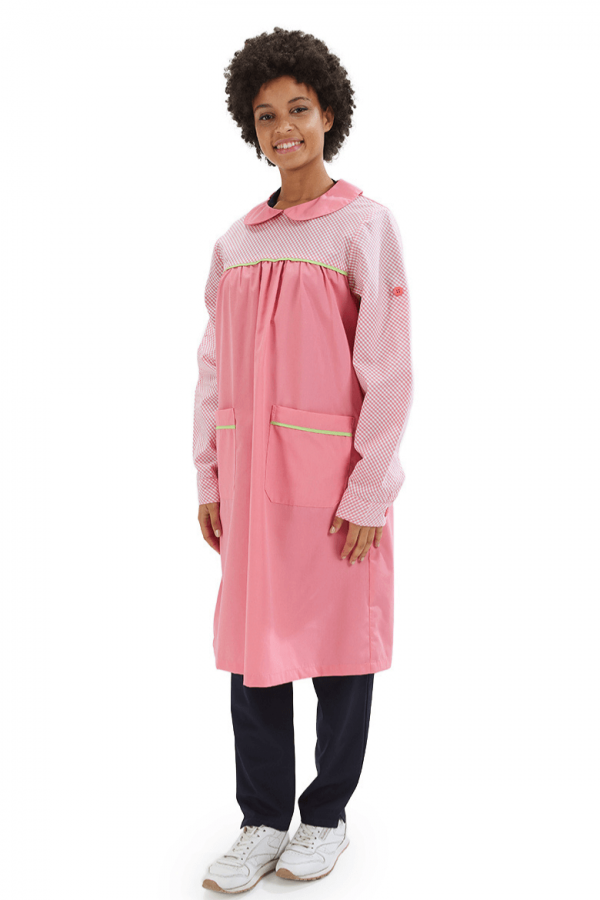 Senhora vestida com uma Bata escolar cor de rosa fabricada pela Unifardas