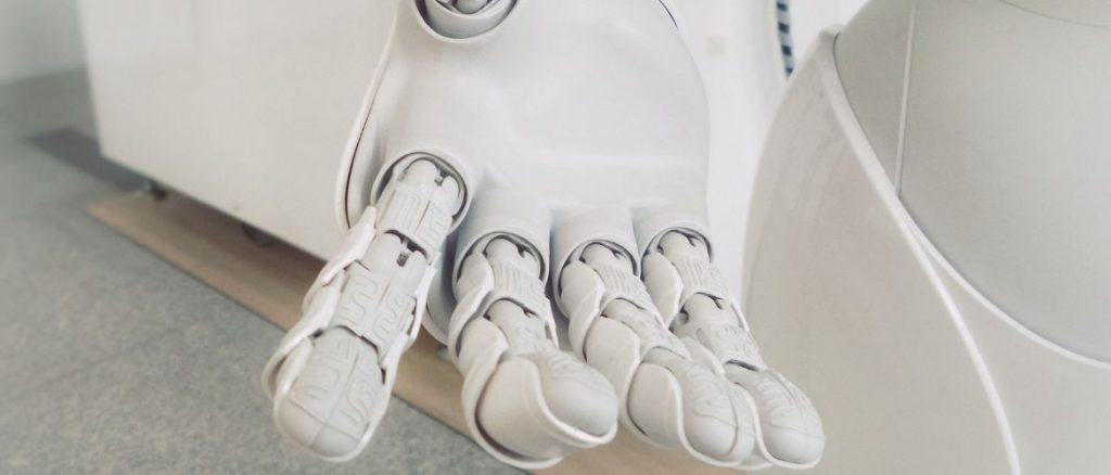 Mão de um robot que ajudará a integrar a conhecimento de AI no vestuário de proteção