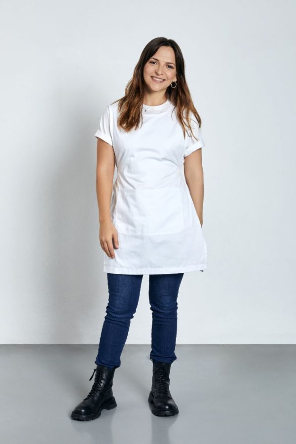 Senhora vestida com uma bata avental branca para ser usada como uniforme profissional fabricada pela unifardas