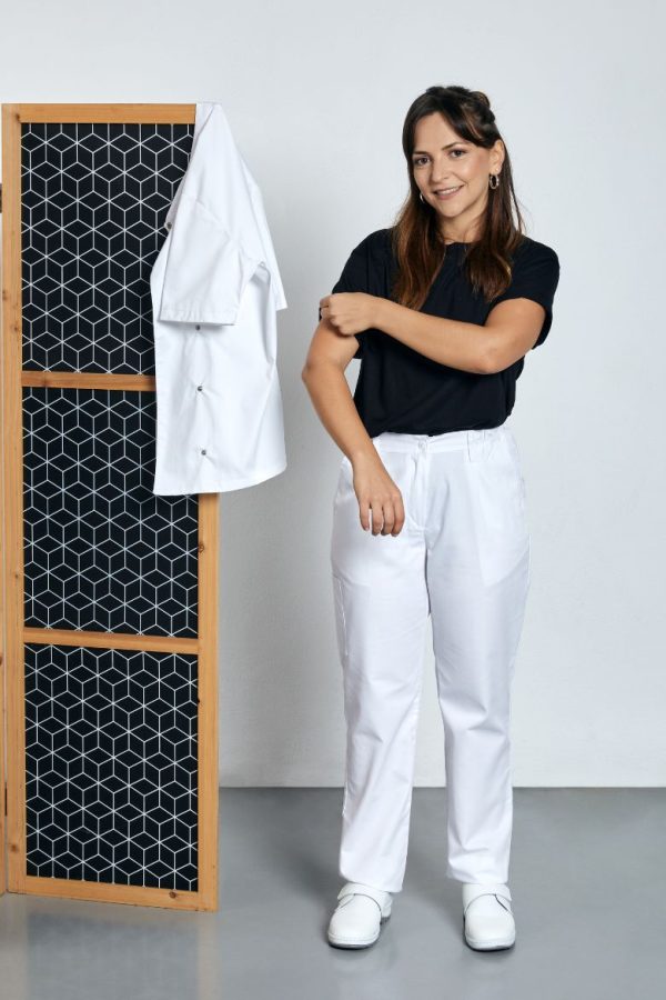 Senhora vestida com calça branca de cozinheira para ser usada como uniforme profissional fabricada pela unifardas