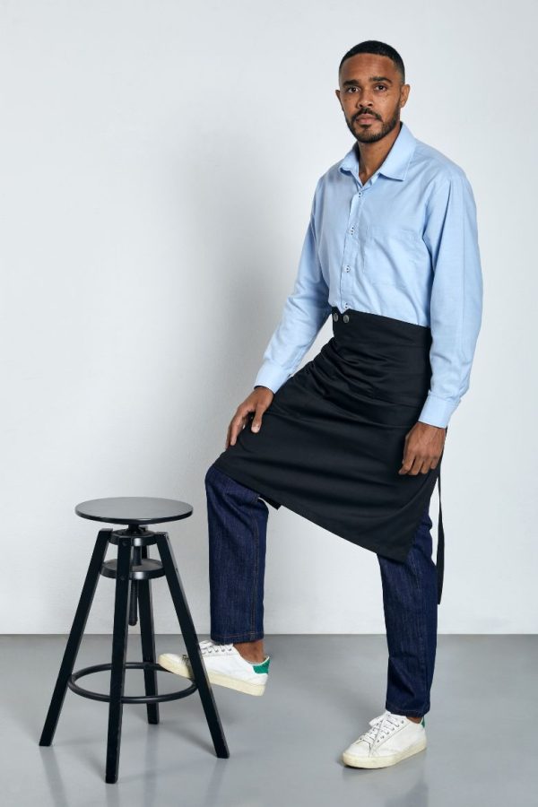 Homem vestido com um avental de cozinha masculino para ser usado como Uniforme de Trabalho fabricado pela Unifardas