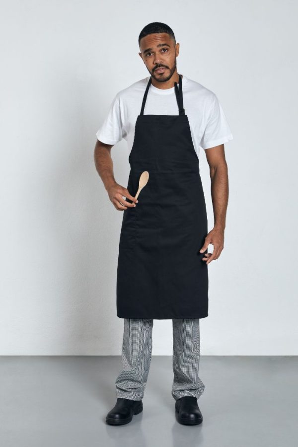 Cozinheiro vestido com um avental preto com bolso do lado direito para ser usado como Uniforme Profissional fabricado pela Unifardas