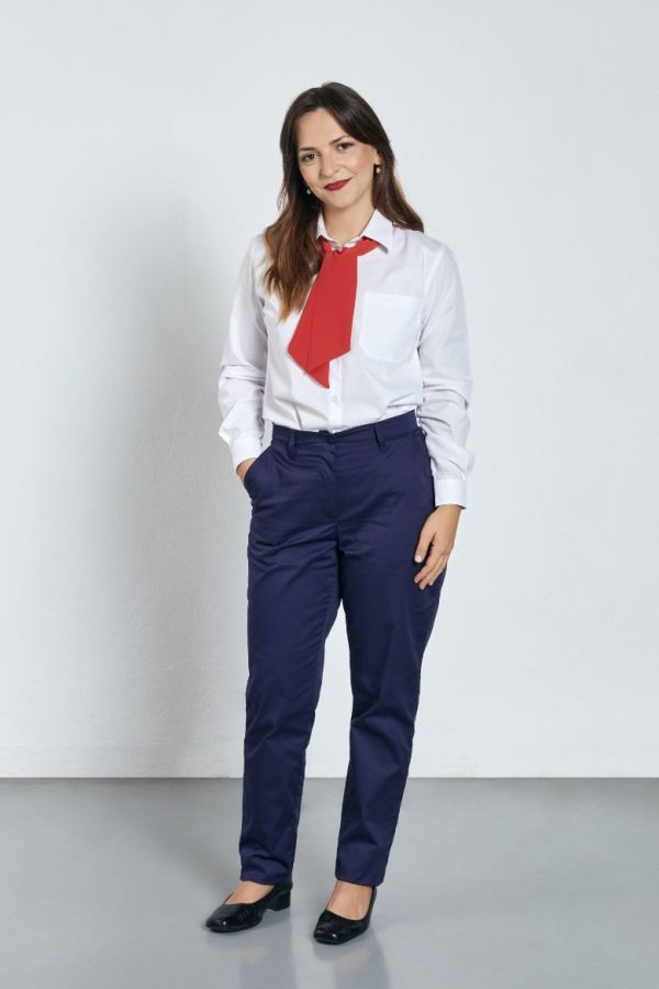 Trabalhadora vestida com uma camisa de trabalho de senhora de cor branca e com uma calça clássico azul marinha para ser usada como Uniforme Profissional
