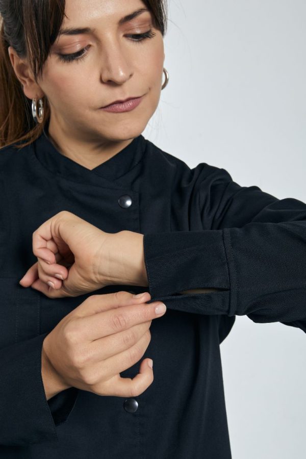 Senhora vestida com uma Jaleca feminina preta para ser usada como farda de cozinha