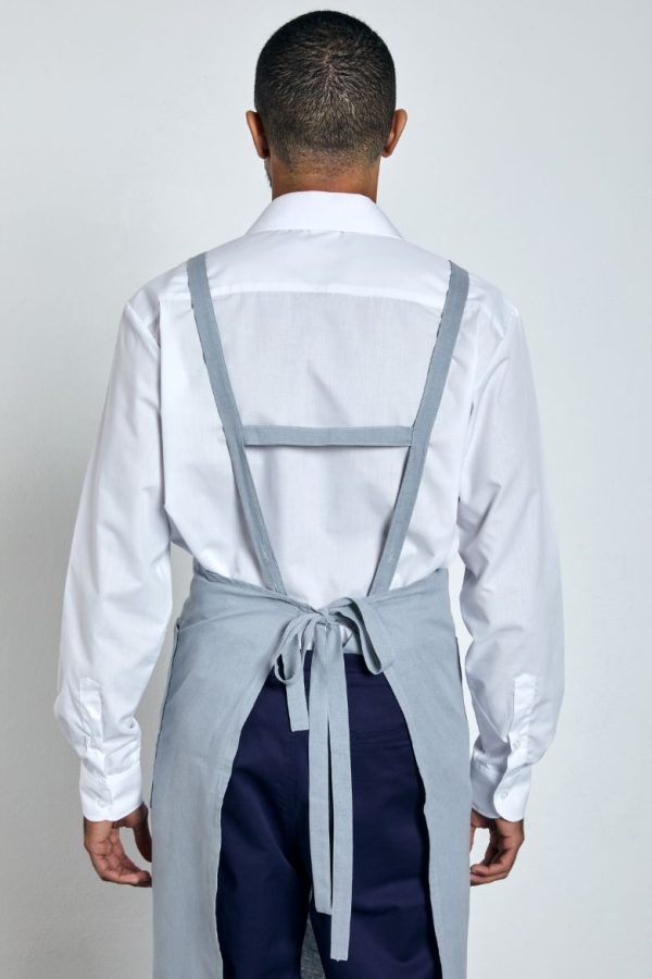 Pormenor das costas do avental de cozinha de tecido fabricado pela Unifardas e feito em linho