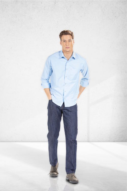 Homem vestido com uma camisa azul e uma calça jeans para ser usada como uniforme de trabalho fabricado pela unifardas