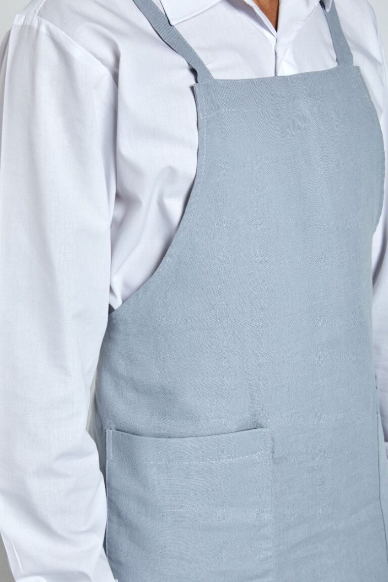 Detalhe do avental de cozinha de tecido fabricado pela Unifardas para ser usado como peça de uniforme profissional para restauração