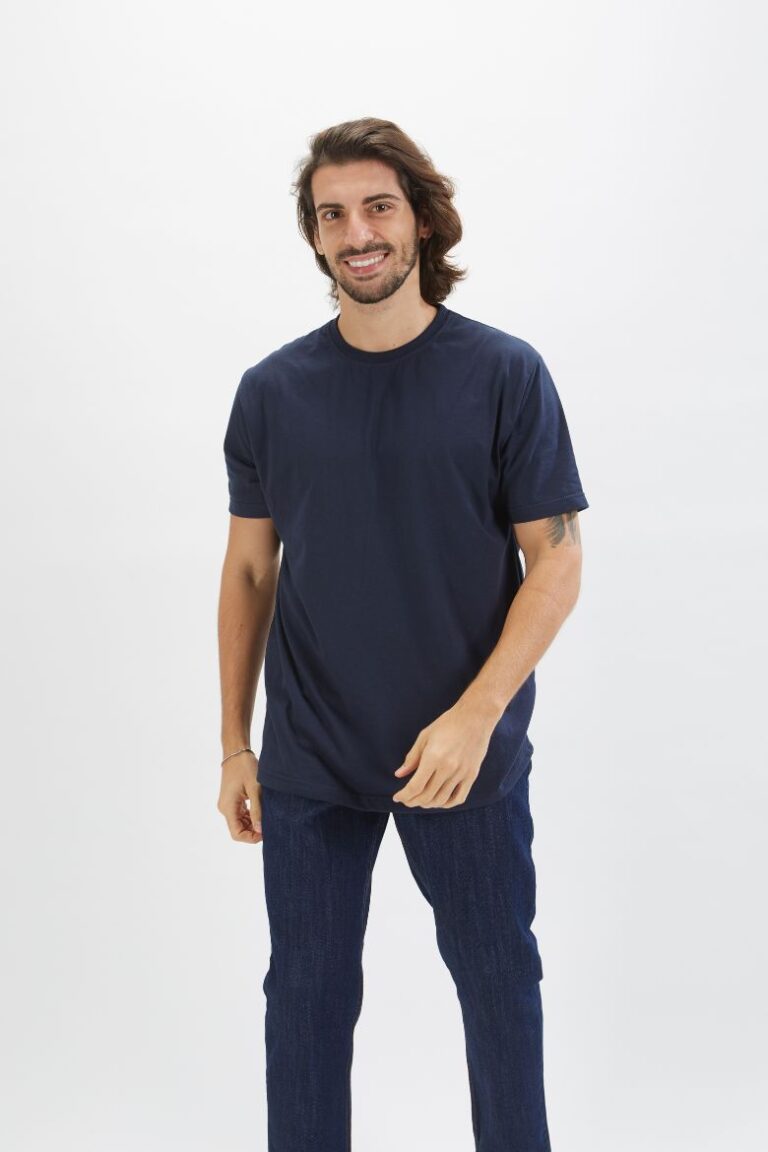 Trabalhador vestido com uma t-shirt para homem azul marinha para ser usada como farda de trabalho