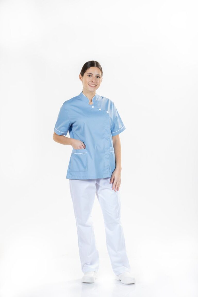 Enfermeira vestida com casaco para farda hospitalar azul fabricado pela Unifardas