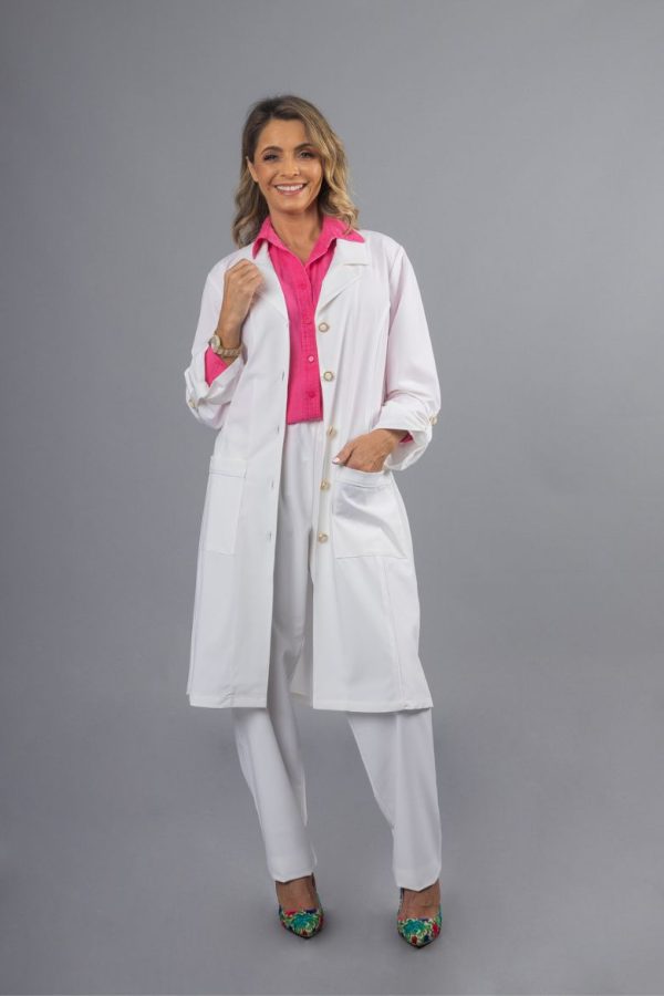 Médica vestida com uma Bata Branca de Trabalho para ser usada como peça de Vestuário Profissional fabricada pela Unifardas