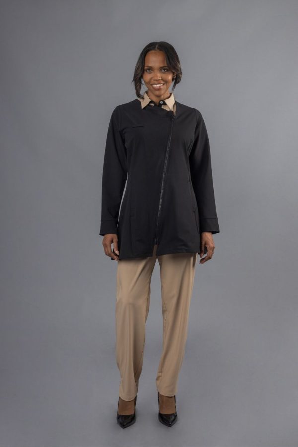 Senhora vestida com uma Bata Curta de cor Preta fabricada pela Unifardas para ser usada como Roupa de Trabalho
