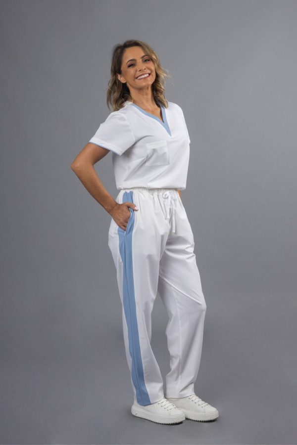 Profissional de saúde vestida com uma calça para spa branca com contraste a azul para ser usada como uniforme de saude