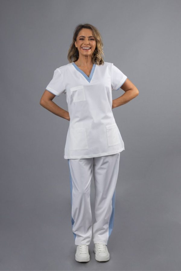 Profissional de Saúde e Bem-Estar vestida com uma Túnica Branca com contraste em azul e uma calça para spa fabricada pela Unifardas