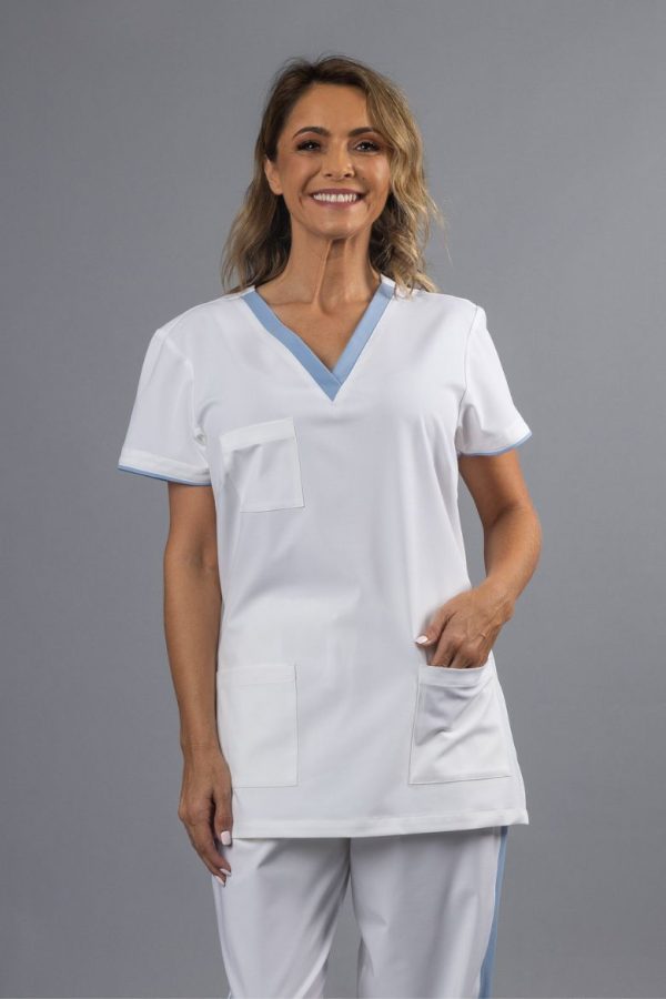 Senhora vestida cm uma túnica para Spa de cor branca e com contraste em azul para ser usada como peça de farda de trabalho