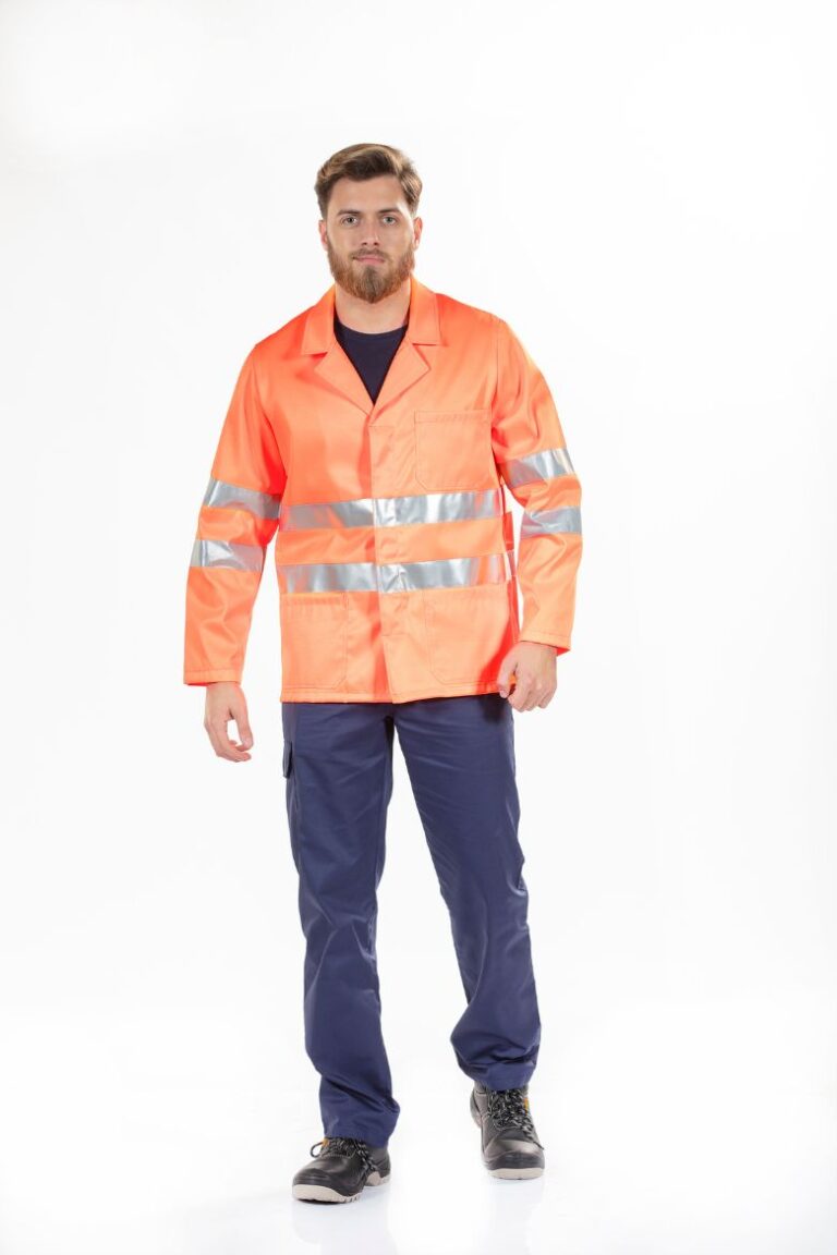 Trabalhador da indústria vestido com um casaco de trabalho de alta visibilidade