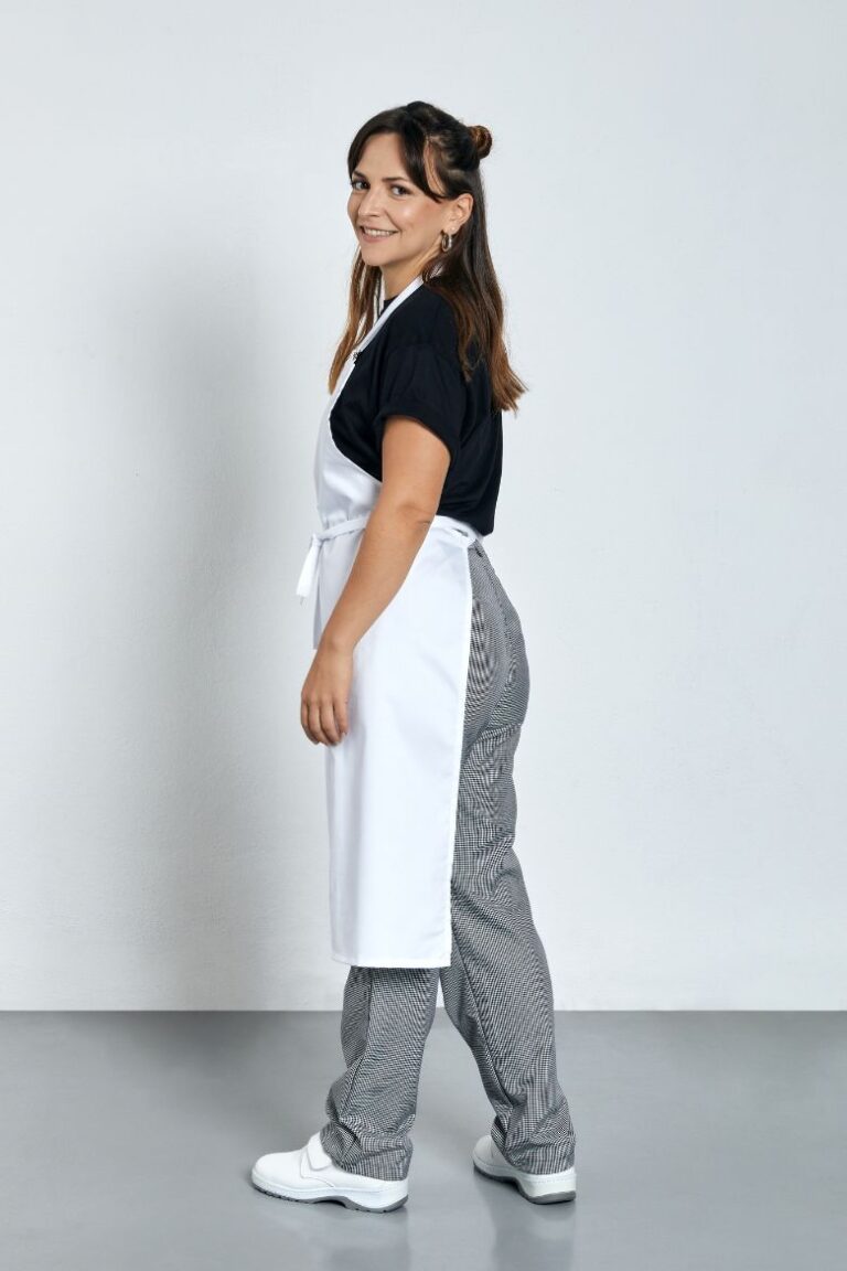 Senhora vestida com um avental branco de cozinha e uma t-shirt preta para ser usado como Uniforme de Trabalho