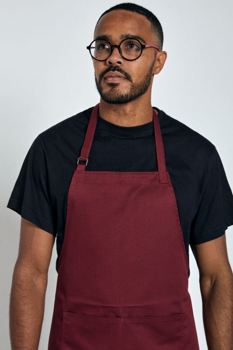 Homem vestido com um Avental com bolso na cor bordeaux para farda de cozinha