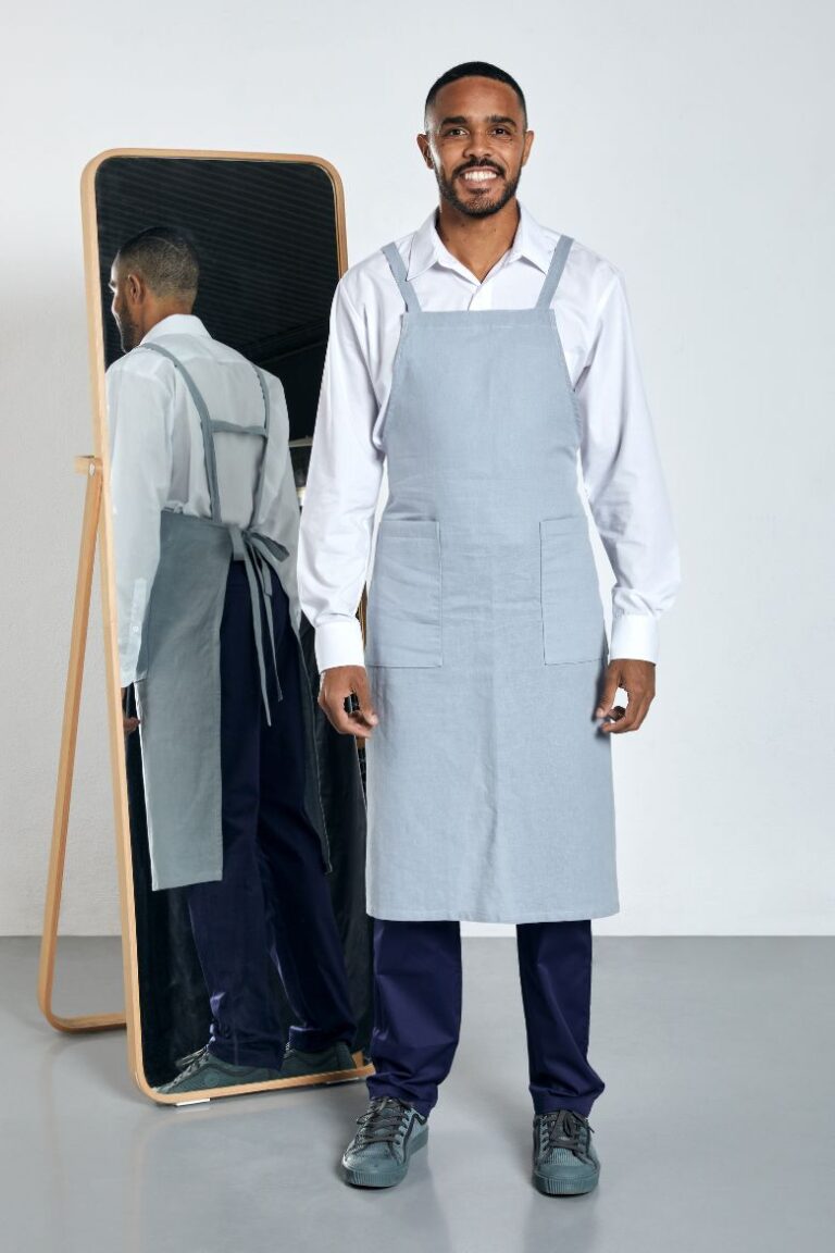 Trabalhador vestido com um avental de cozinha de tecido na cor cinza para ser usado como farda de trabalho