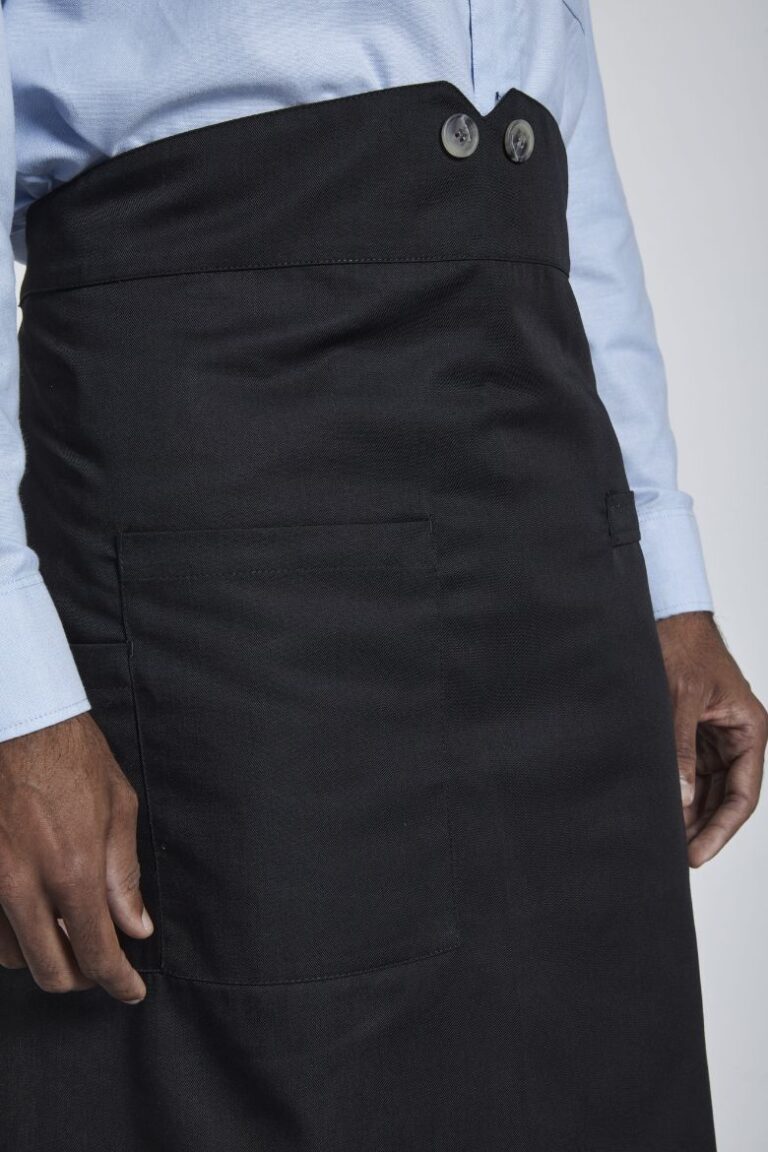 Pormenor das fitas de um avental de cozinha masculino da cor preta