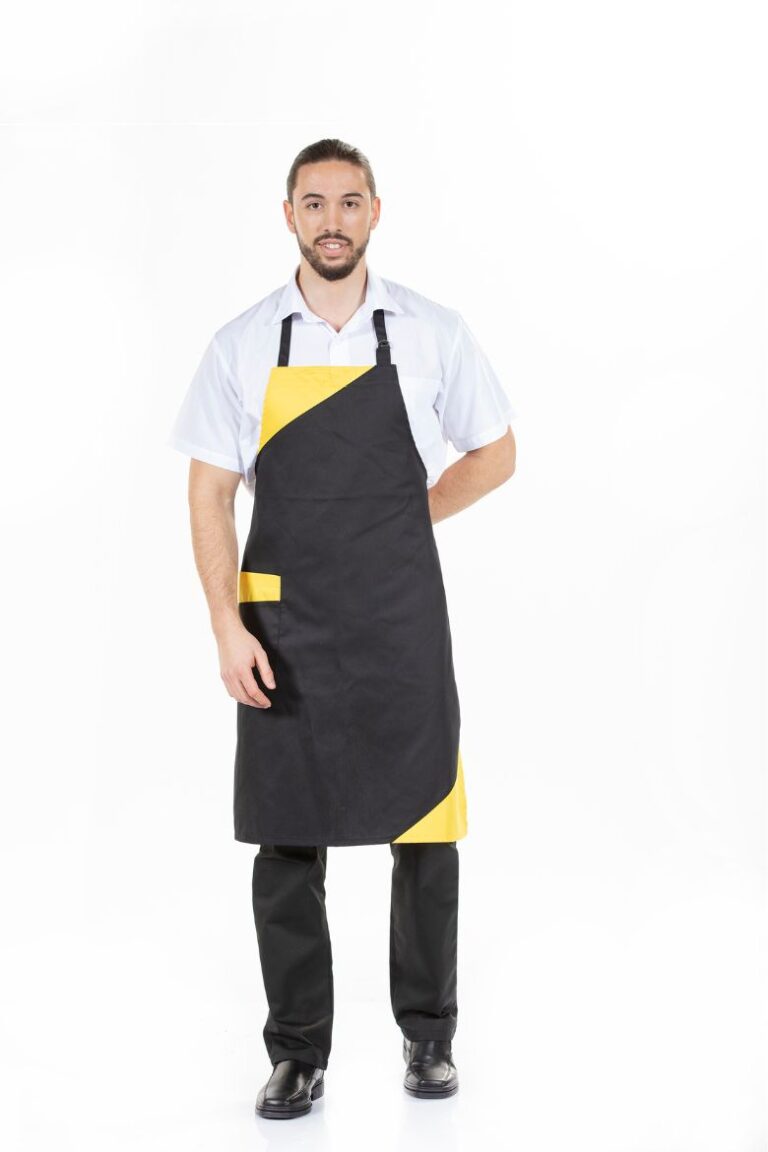 Trabalhador da restauração vestido com um avental de cozinha para homem de cor preta com contrastes em amarelo para Uniforme de Trabalho fabricado pela unifardas