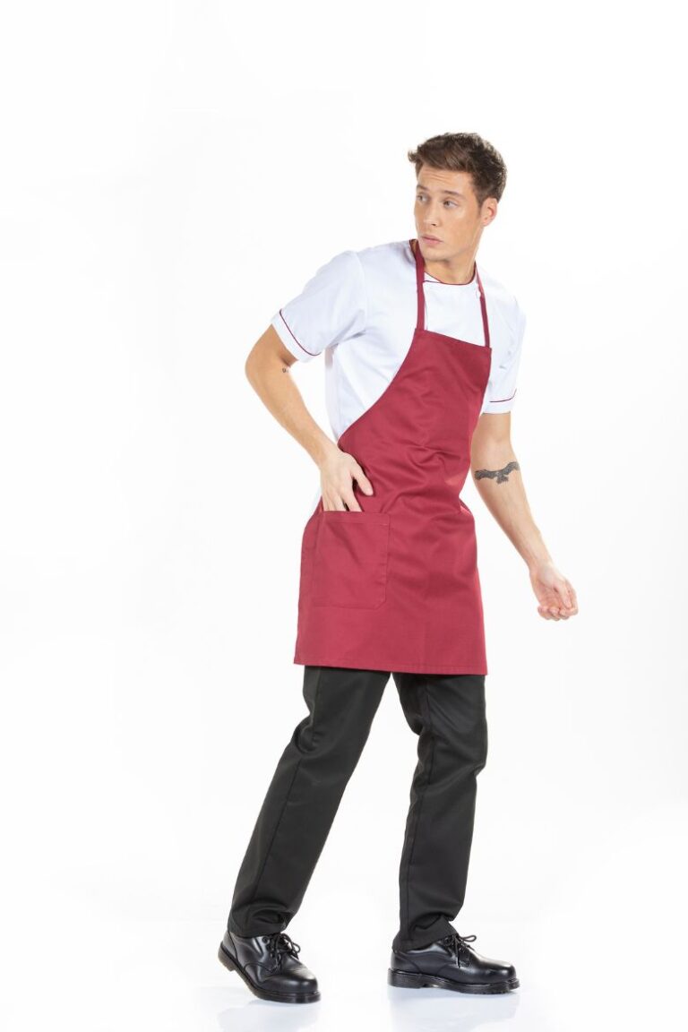 Trabalhador da área da hotelaria e restauração vestido com um avental personalizado masculino para uniforme de trabalho fabricado pela unifardas