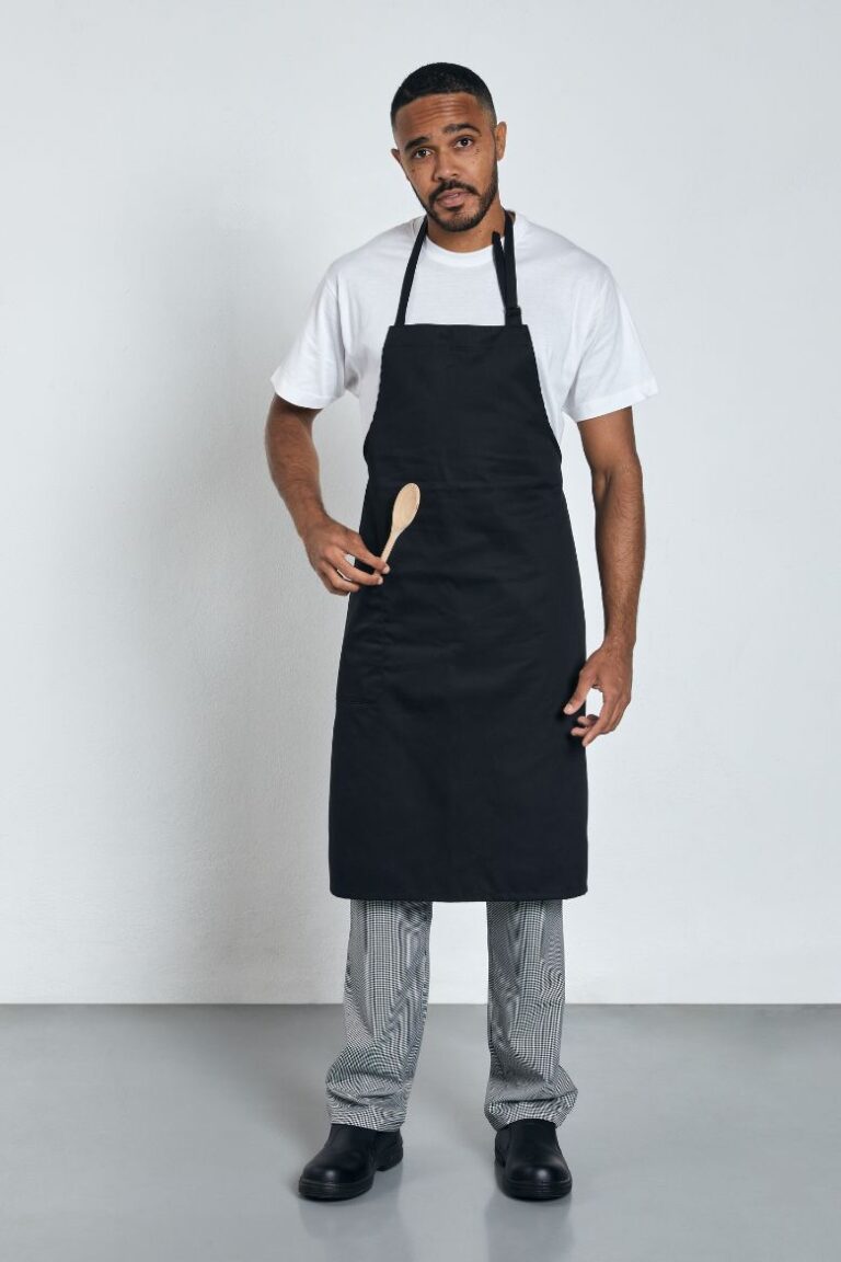 Homem vestido com avental preto para ser usado como uniforme de cozinha