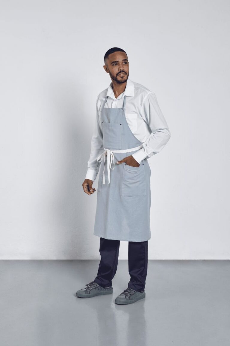 Homem vestido com um Avental para Uniforme Profissional