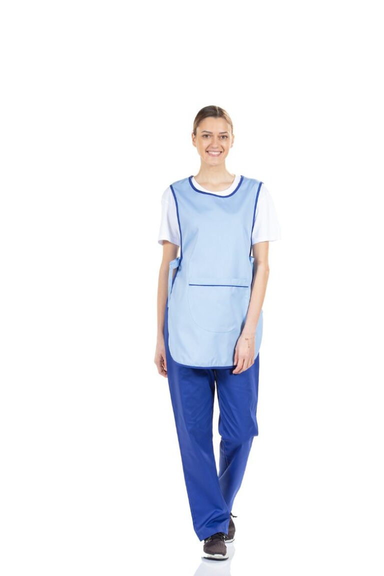 Senhora vestida com uma bata avental feminina de cor azul para ser usada como uniforme de trabalho