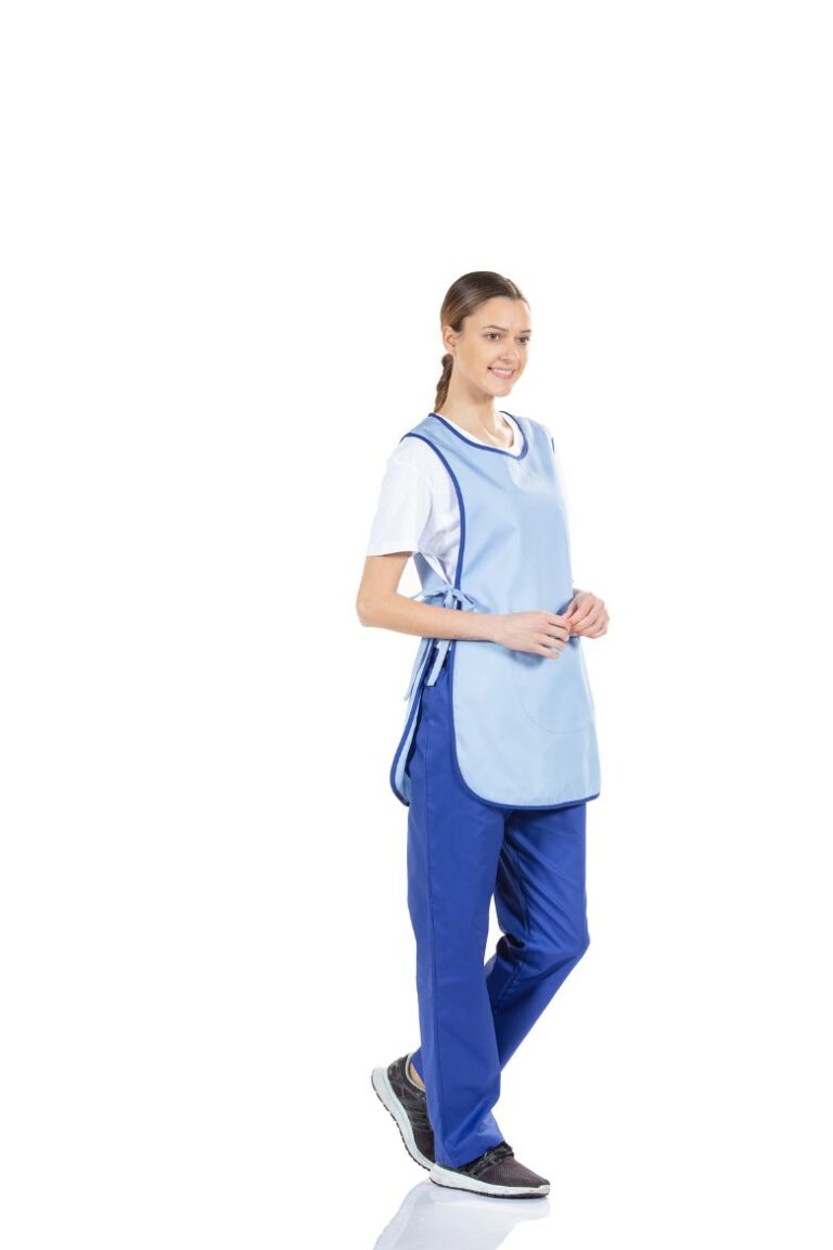 Trabalhadora da área da indústria e dos serviços vestida com bata avental feminina para ser usada como uniforme profissional