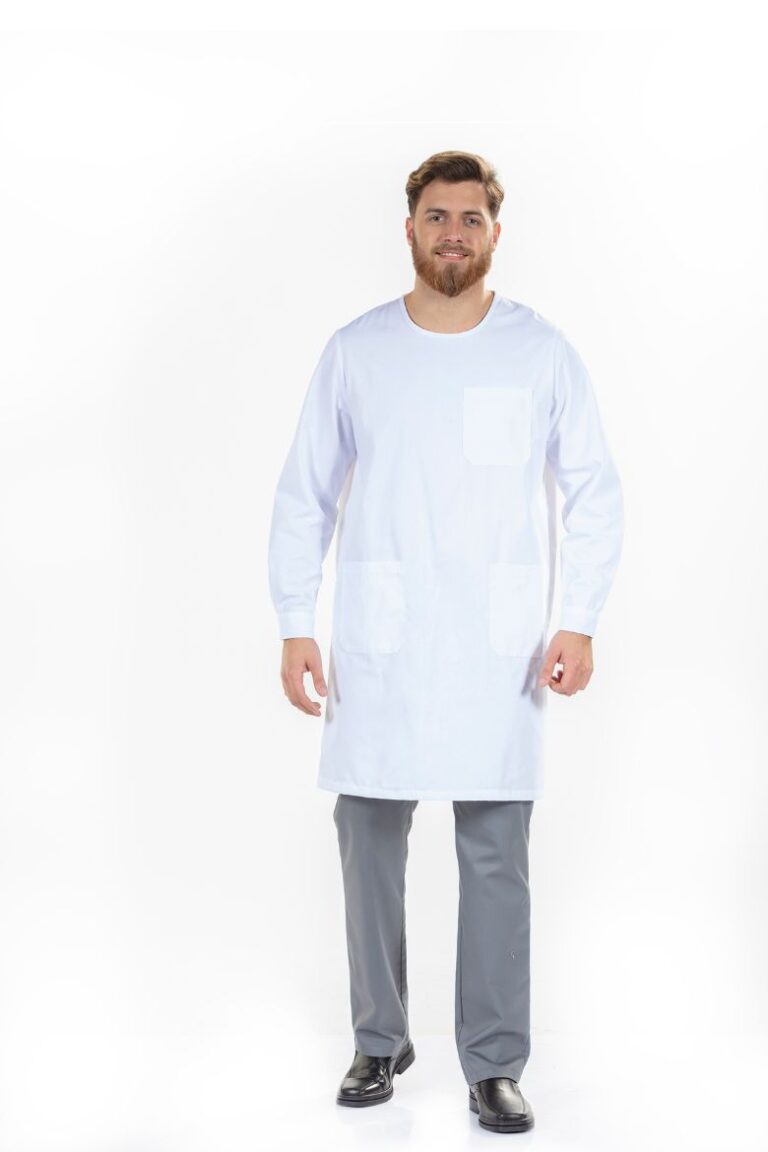 Homem vestido com bata branca de medicina para a área hospitalar