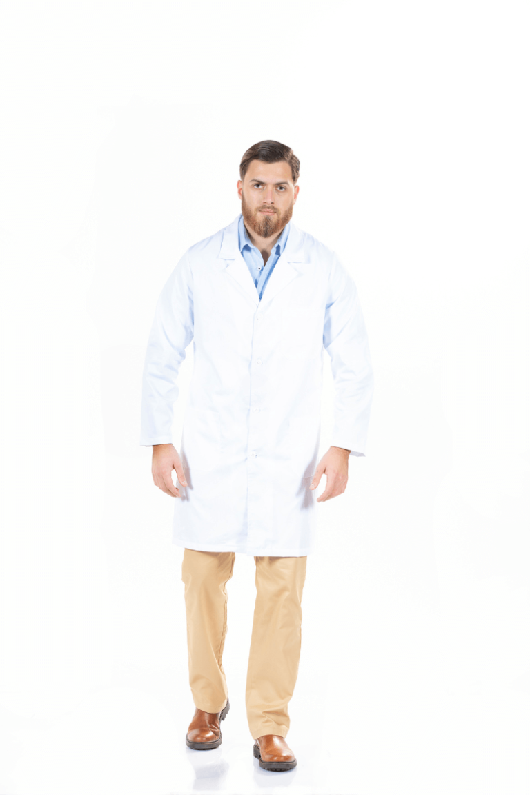 Profissional de saúde vestido com bata branca de médico da unifardas
