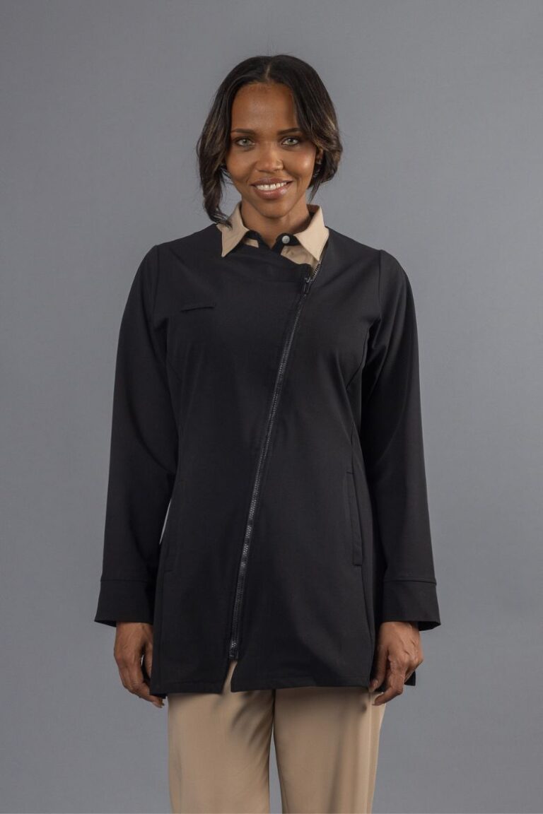 Senhora vestida com bata curta feminina de cor preta para ser usada como uniforme profissional