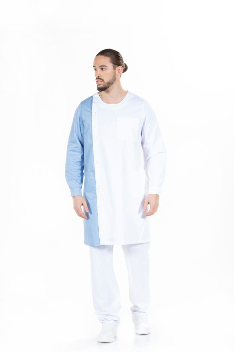 Homem vestido com uma bata de enfermagem de cor branca com contraste em azul fabricada pela Unifardas