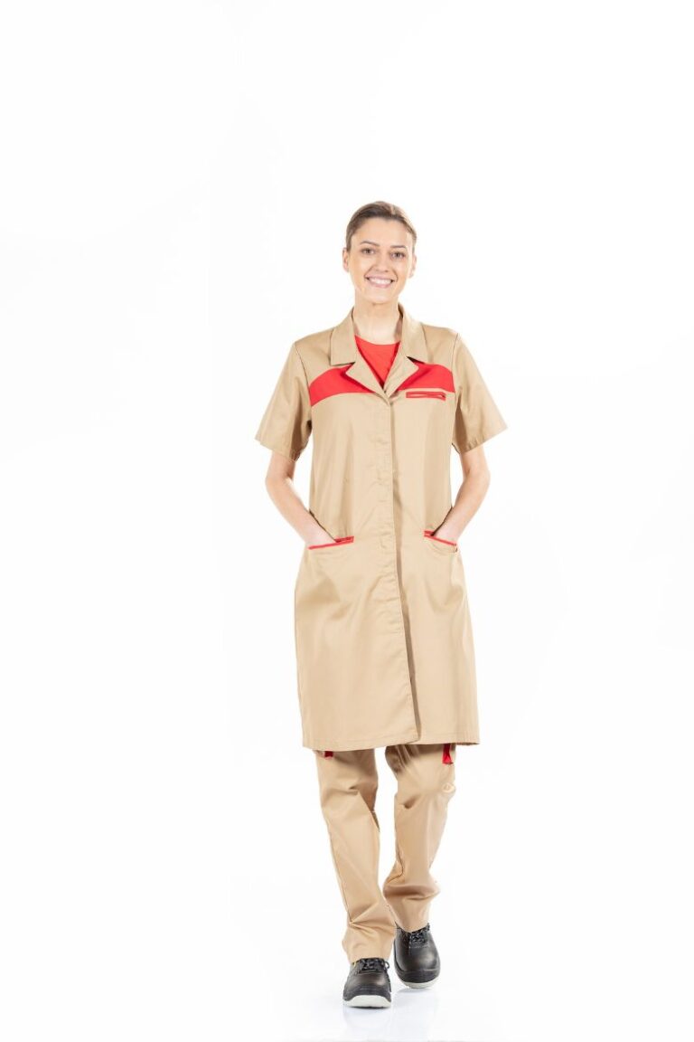 Senhora vestida com bata de limpeza com manga curta fabricada pela Unifardas
