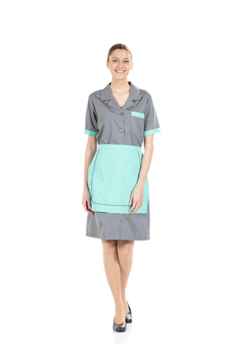 Senhora vestida com uma bata de limpeza para uniforme profissional fabricada pela unifardas