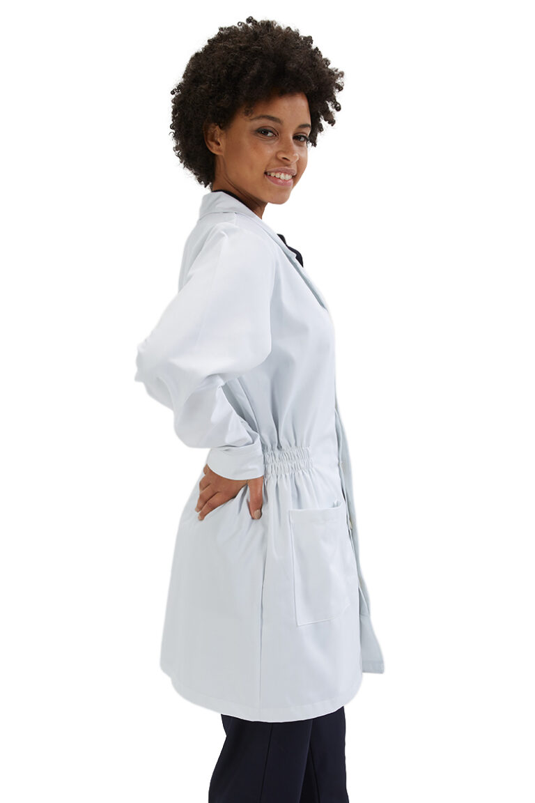 Senhora vestida com uma bata médica branca fabricada pela unifardas