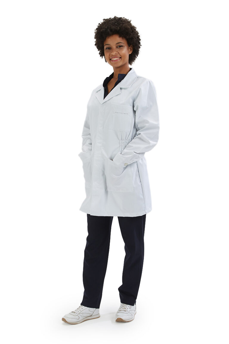 Profissional de saúde vestida com uma bata de médica branca para ser usada como Uniforme de saúde fabricada pela Unifardas