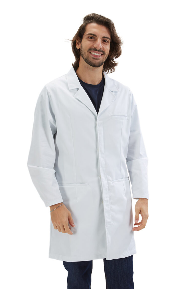 Profissional de saúde vestido com uma bata de médico de cor branca fabricada pela Unifardas