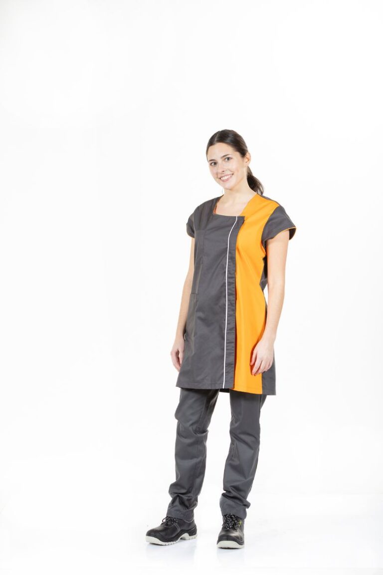Trabalhadora vestida com bata de senhora para limpeza de cor cinza e laranja para ser usada como uniforme profissional