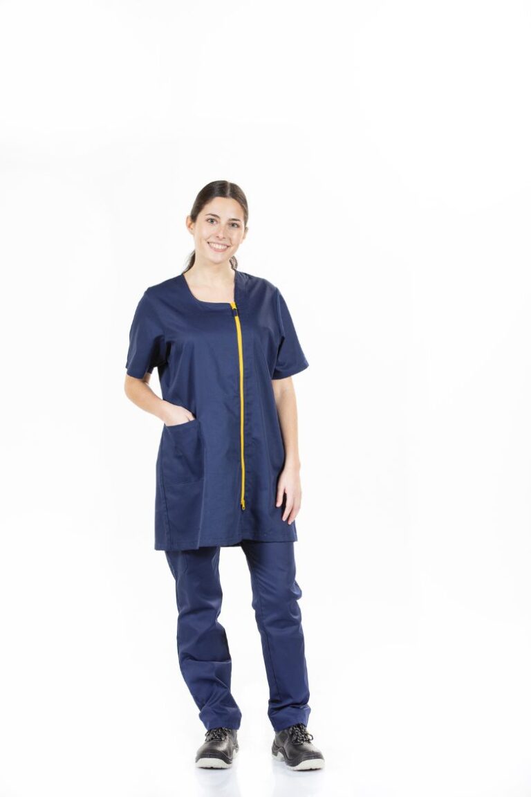 Trabalhadora vestida com uma bata de senhora de cor azul para ser usada como roupa de trabalho para a área da indústria e fabricada pela Unifardas