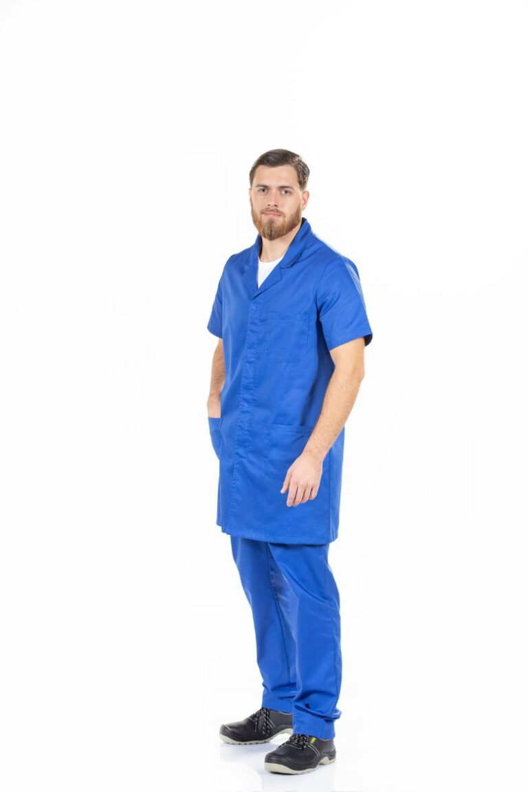 Trabalhador vestido com uma Bata de Trabalho Azul para Uniforme Profissional fabricada pela Unifardas