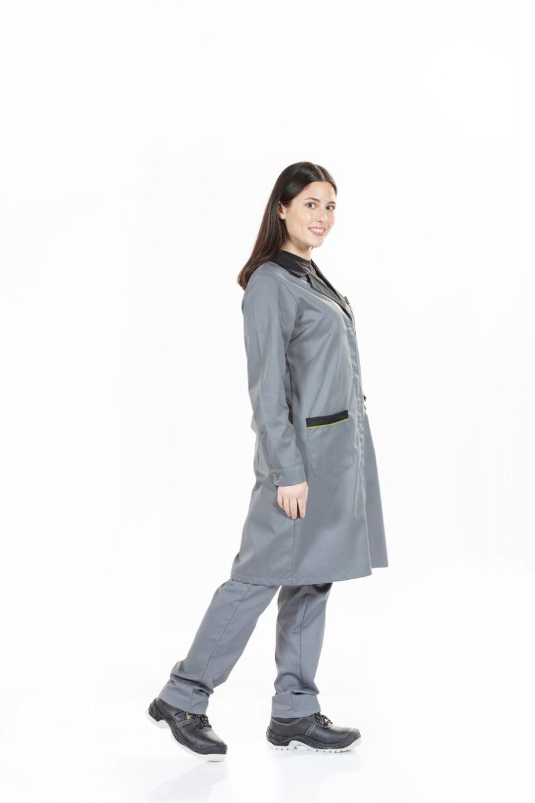 Trabalhadora vestida com uma Bata de Senhora para Indústria de cor cinzenta com contrastes a preto e verde