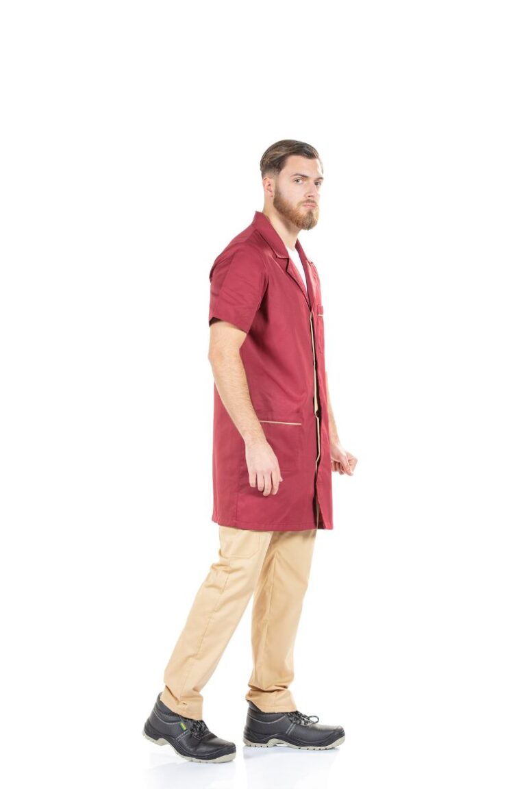 Trabalhador da área da indústria vestido com uma bata de trabalho de homem na cor vermelha para ser usada como Uniforme de Trabalho